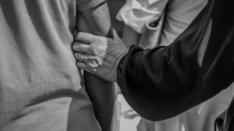 evde kapsamlari saglik – yaşlı bakımı görseli