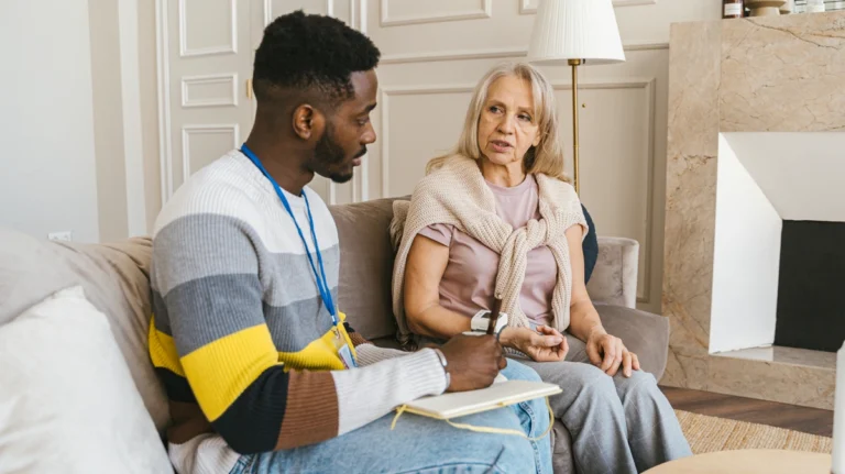 evde bakimda banyo – yaşlı bakımı görseli