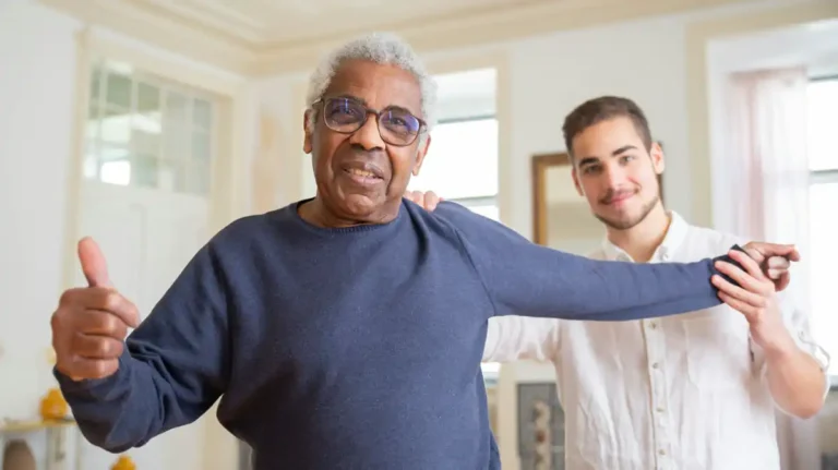 evde yaslida basi – yaşlı bakımı görseli