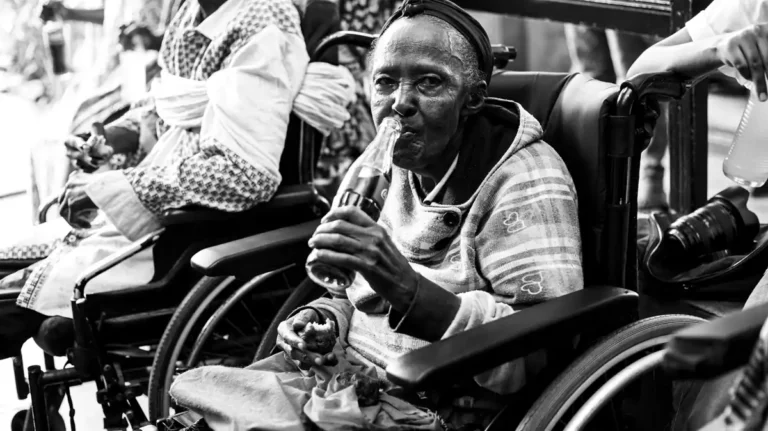 evde yaslida yutma – yaşlı bakımı görseli