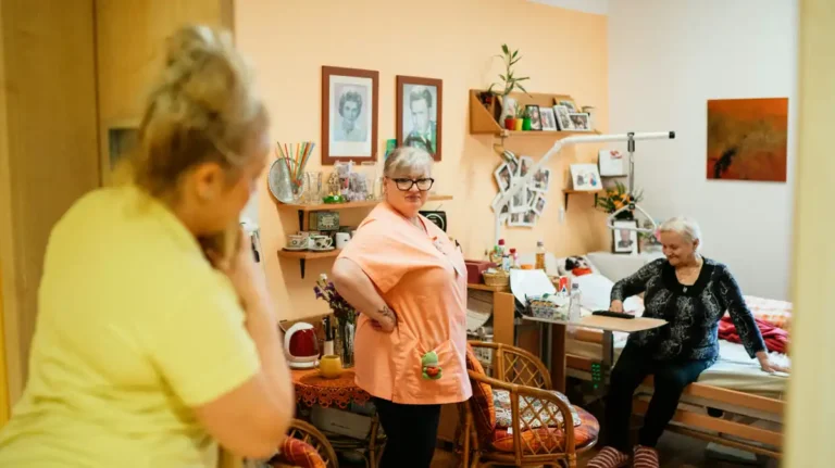 evde yaslida yuruyus – yaşlı bakımı görseli