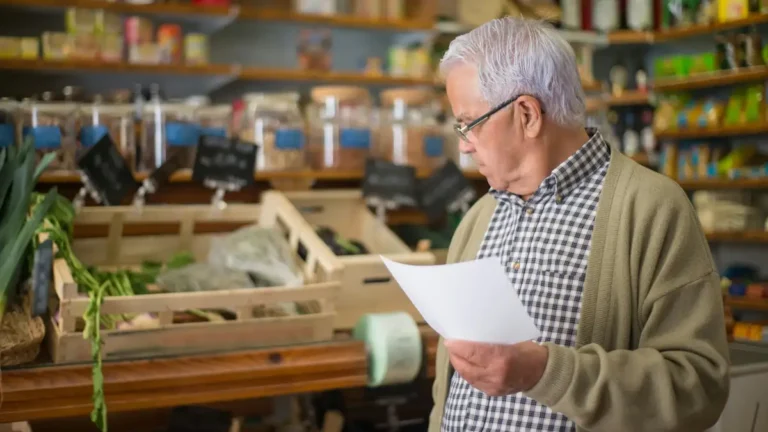 yaşlı sağlığını koruma: beslenme, hareket ve takip rehberi görseli