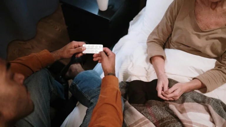 ağır bakım ihtiyacında aile ve profesyonel destek yaklaşımını gösteren görsel