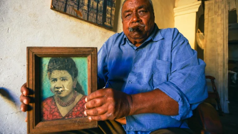 Yaşlanmada Hafıza ve Bilişsel Değişiklikler kapsamında profesyonel bakım desteğini yansıtan görsel